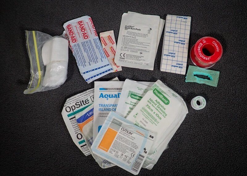 Hiking Bushwalking First Aid Kit Essentials Free Checklist Lotsafreshair - Diy First Aid Kit For Hiking